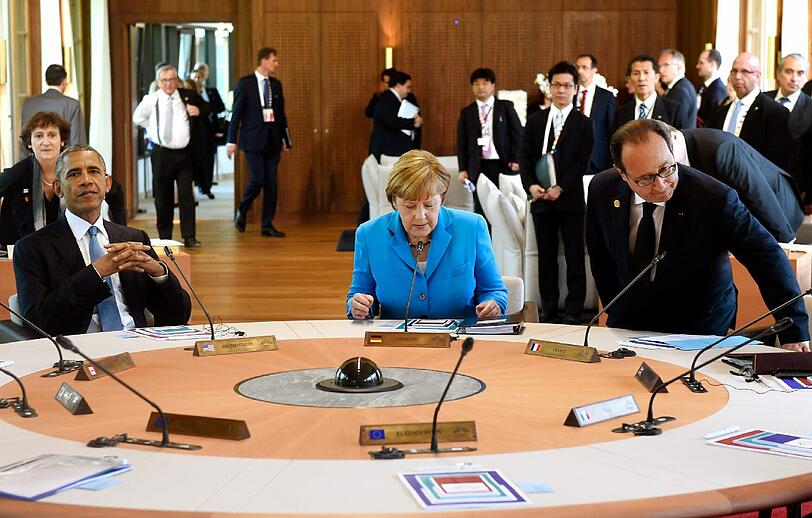 Die Regierungschefs bei der ersten Arbeitssitzung auf Schloss Elmau.