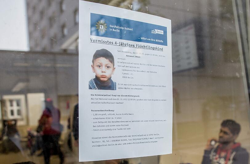 Ein Plakat mit einem Suchaufruf nach dem vierjährigen Flüchtlingsjungen Mohamed. Die Suche blieb leider erfolglos.