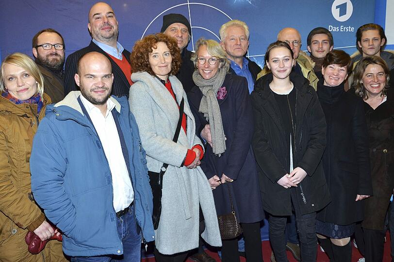 Das komplette Team um die Jubilare Udo Wachtveitl (Mitte, hinten, mit Mütze) und Miro Nemec (Mitte, hinten, r. neben Wachtveitl)