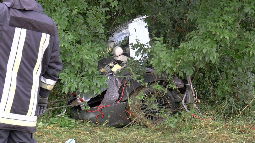 Wie durch ein Wunder hat der 21-jährige Fahrer überlebt. Die Bilder des Horror-Unfalls.