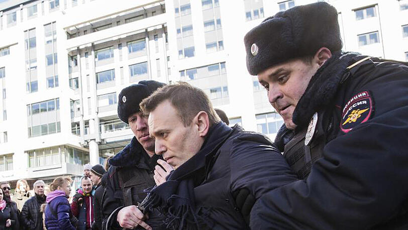 Der russische Oppositionsführer Alexej Nawalny wird in Moskau auf einer nicht genehmigten Demonstration von Polizisten festgenommen.