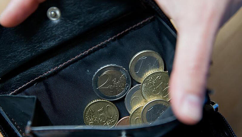 Blick in eine Geldbörse: die Inflation zieht weiter an. Blick in eine Geldbörse: die Inflation zieht weiter an.