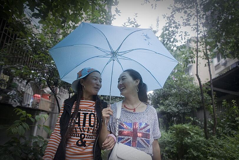 Am 20. November startet wieder das EthnoFilmfest im Völkerkundemuseum: Hier ein Bild aus dem chinesischen Film &bdquo;Mosuo Sisters&ldquo;, die Geschichte zweier Schwestern, die ihren Lebensunterhalt in einem sogenannten &bdquo;Ethnischen Nightclub&ldquo; in Beijing verdienen, dessen Aufführungen auf dem erotischen Image von Mosuo-Frauen in der chinesischen Mehrheitsgesellschaft basieren.