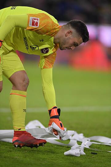 Nürnberg-Keeper Fabian Bredlow half mit, seinen Strafraum wieder spieltauglich zu machen.