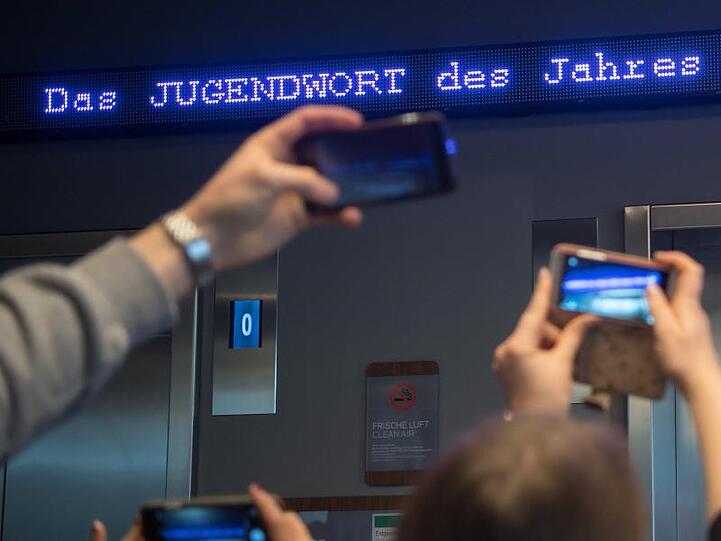 Auf einem Laufband erscheint "Jugendwort des Jahres". Foto: Peter Kneffel/Archiv