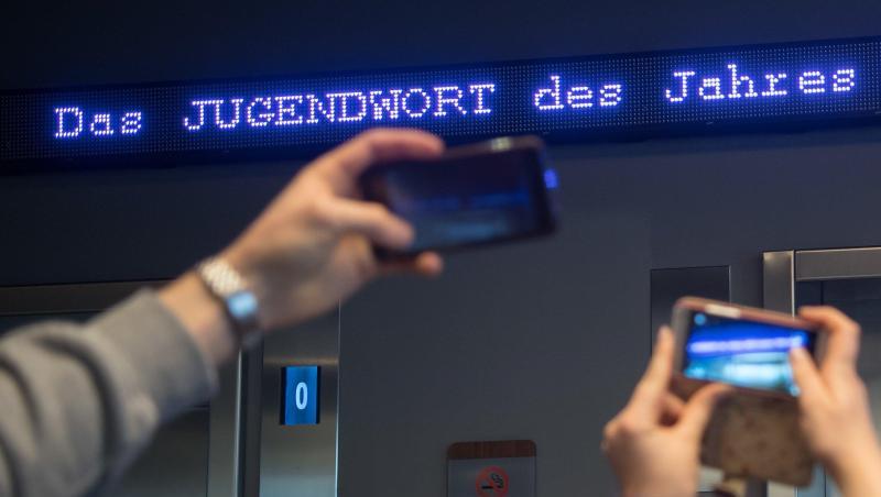 Auf einem Laufband erscheint "Jugendwort des Jahres". Foto: Peter Kneffel/Archiv Auf einem Laufband erscheint "Jugendwort des Jahres". Foto: Peter Kneffel/Archiv