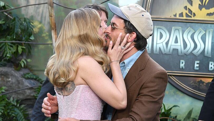 Scarlett Johansson und Jonathan Bailey bei der Premiere ihres Films "Jurassic World: Die Wiedergeburt" in London. Scarlett Johansson und Jonathan Bailey bei der Premiere ihres Films "Jurassic World: Die Wiedergeburt" in London.