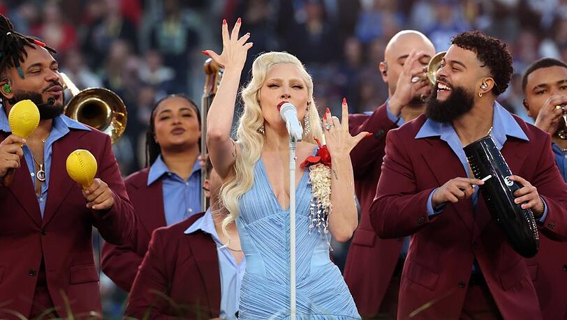 Lady Gaga w&auml;hrend ihrer Super-Bowl-Performance.