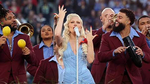 Lady Gaga w&auml;hrend ihrer Super-Bowl-Performance.