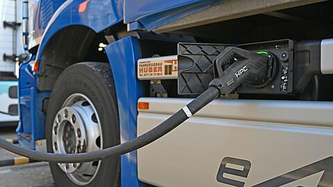 Ein E-Lkw wird auf dem Gel&auml;nde einer Spedition in Zwickau geladen. Entlang der Autobahnen fehlt es nach Branchenangaben an einem gut ausgebauten Netz an Ladestationen f&uuml;r Lkw.