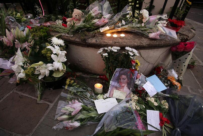 Kerzen, Blumen, letzte Grüße: Trauer um Amy Winehouse.