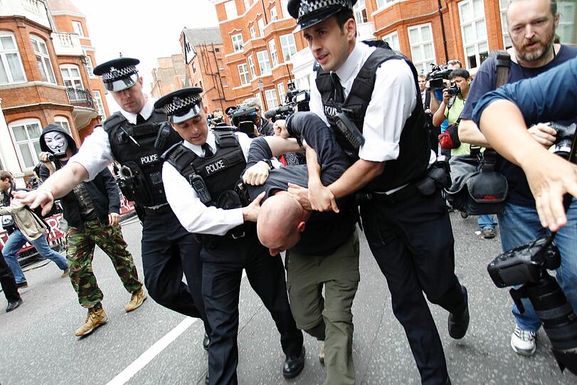 an der Botschaft von Ecuador: Tumulte in London um Julian Assange