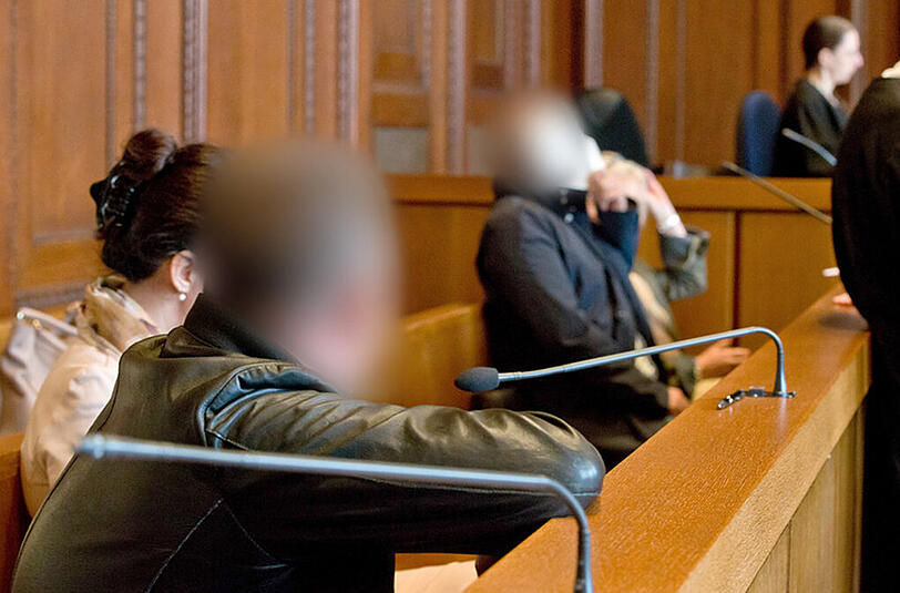 Die Angeklagten Vasile R. (l) und Ioan F. sitzen vor Prozessbeginn im Sitzungssaal des Landgerichts Nürnberg-Fürth in Nürnberg.