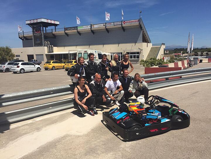 Auf der Kartstrecke: Maria Hering, Iris Aschenbrenner, Mandy Lange, Dominik Bruntner, Maritta Krehl, Sascha Gerecht, Paul Janke, Almklausi, Jürgen Milski und Rennprofi Timo Scheider