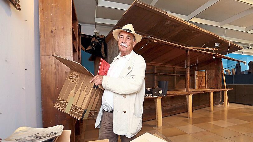 Paul Eichinger packt seinen Dultstand im Stadtmuseum nach 17 Jahren zusammen.
