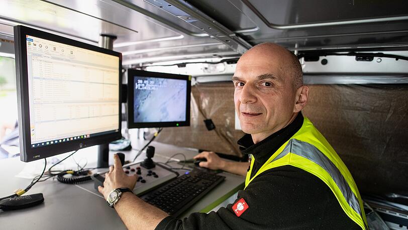 Bernhard Kallweit. Ressort Mobilität bei den Stadtwerken München, sitzt vor einem Monitor, auf dem er das Kamerabild eines Kameraroboters während einer Düker-Inspektion beobachten kann Bernhard Kallweit. Ressort Mobilität bei den Stadtwerken München, sitzt vor einem Monitor, auf dem er das Kamerabild eines Kameraroboters während einer Düker-Inspektion beobachten kann