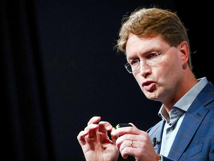 Daimler-Chef Ola Källenius hatte Mitte des Monats schon angekündigt, konzernweit rund 1,4 Milliarden Euro Personalkosten einsparen zu wollen.