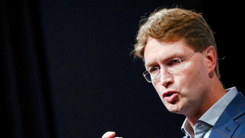 Daimler-Chef Ola Källenius hatte Mitte des Monats schon angekündigt, konzernweit rund 1,4 Milliarden Euro Personalkosten einsparen zu wollen. Daimler-Chef Ola Källenius hatte Mitte des Monats schon angekündigt, konzernweit rund 1,4 Milliarden Euro Personalkosten einsparen zu wollen.