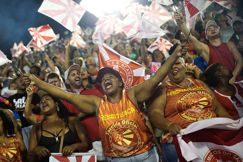 Viele Emotionen: Nach zwei Jahren Ausfall zieht der Karneval in Rio wieder viele Leute auf die Straße.