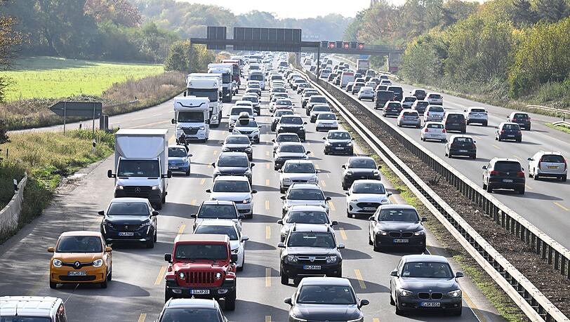 Herbstferien in elf Bundesländern: Am Freitag und Samstag erwartet der ADAC die größte Staugefahr. (Archivbild) Herbstferien in elf Bundesländern: Am Freitag und Samstag erwartet der ADAC die größte Staugefahr. (Archivbild)