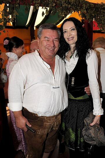 Samstag im Hippodrom: Sportreporter Waldemar Waldi Hartmann mit Ehefrau Petra.