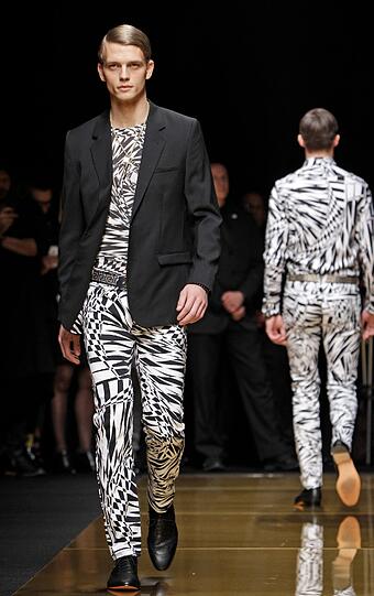 Leder, Nieten und knallige Farben dominieren die "Versace for H&M" Kollektion für Frauen und Männer.