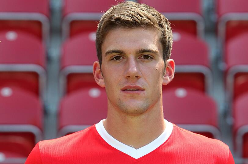 Dort spielt er gemeinsam mit Stefan Bell.