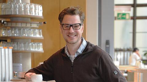 Florian Simbeck will für die SPD in den Bundestag. Wir trafen ihn auf einen Cappuccino im "Café am Eisbach".