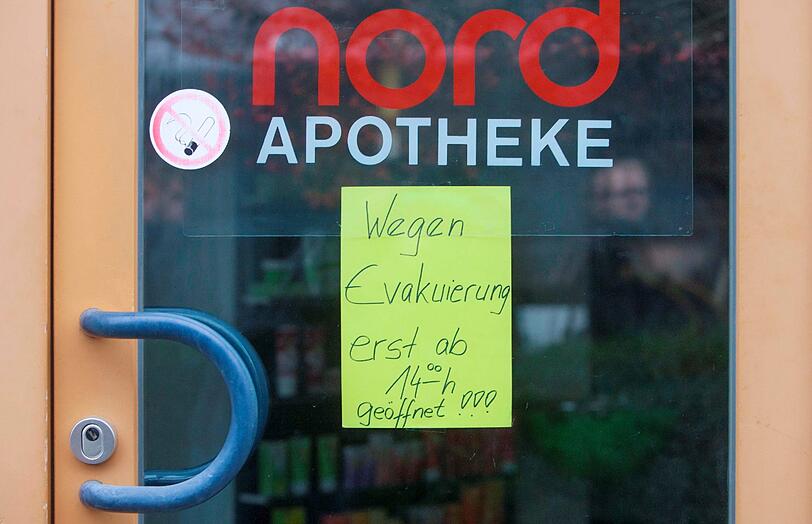 Ein Schild weist auf die Schließung einer Apotheke in Nürnberg hin.