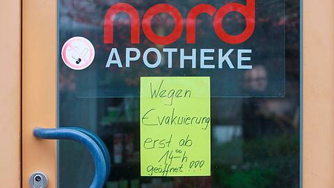 Ein Schild weist auf die Schließung einer Apotheke in Nürnberg hin.