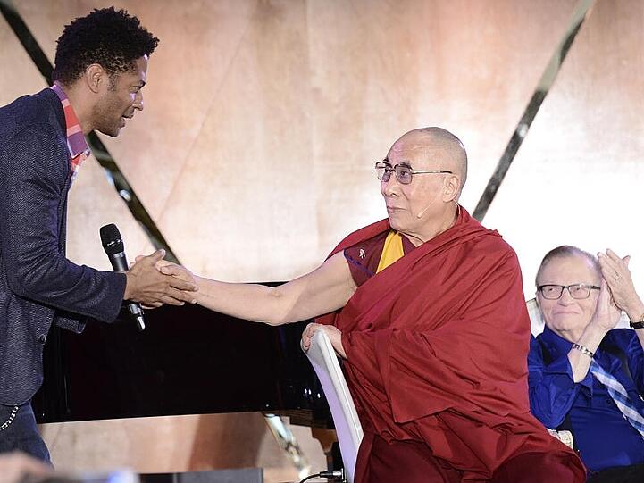 US-Musiker Eric Benét (li.), der Dalai Lama und Moderatoren-Ikone Larry King (re.) am Mittwoch in Los Angeles