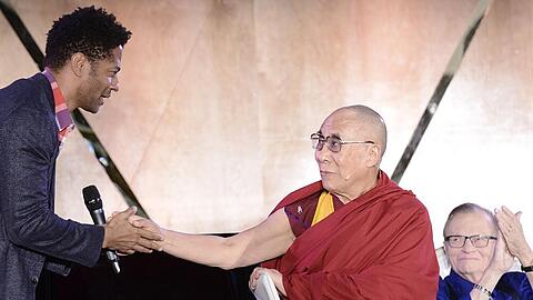 US-Musiker Eric Benét (li.), der Dalai Lama und Moderatoren-Ikone Larry King (re.) am Mittwoch in Los Angeles