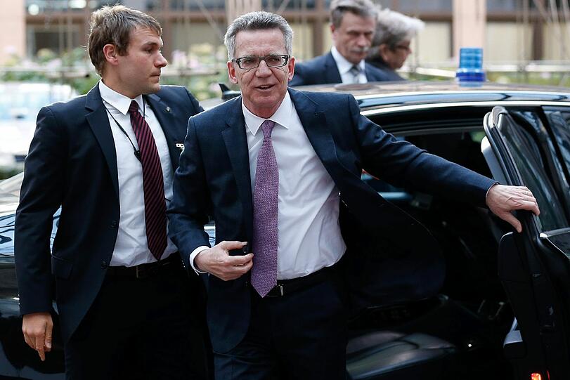 Auf dem Weg zum nächsten Ministertreffen in der Flüchtlingsfrage: Bundesinnenminister Thomas de Maiziere in Brüssel.