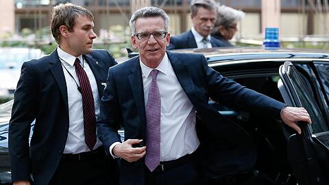Auf dem Weg zum nächsten Ministertreffen in der Flüchtlingsfrage: Bundesinnenminister Thomas de Maiziere in Brüssel.