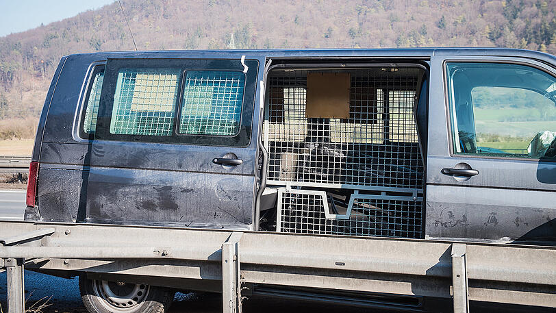 Der Gefangenentransporter kollidierte mit einem Lkw, alle acht Insassen werden teils schwer verletzt.