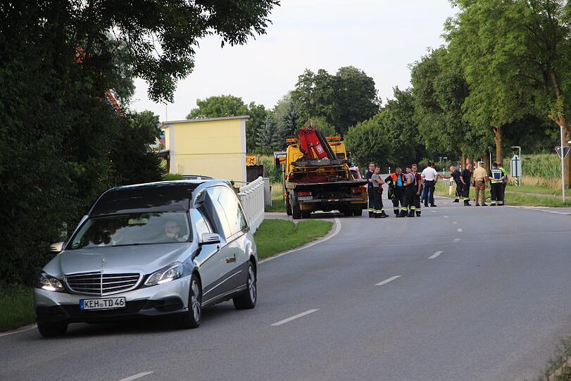 Der 9-Jährige Junge wurde auf der Landstraße in Bad Gögging von dem Sportwagen erfasst und starb noch an der Unfallstelle.