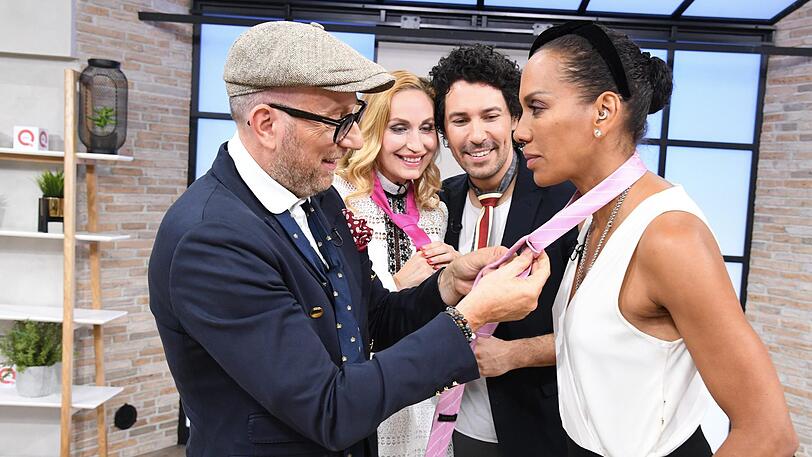 Mode-Designer Thomas Rath prüft beim "QVC Design-Gipfel" ob das Outfit bei Barbara Becker sitzt.