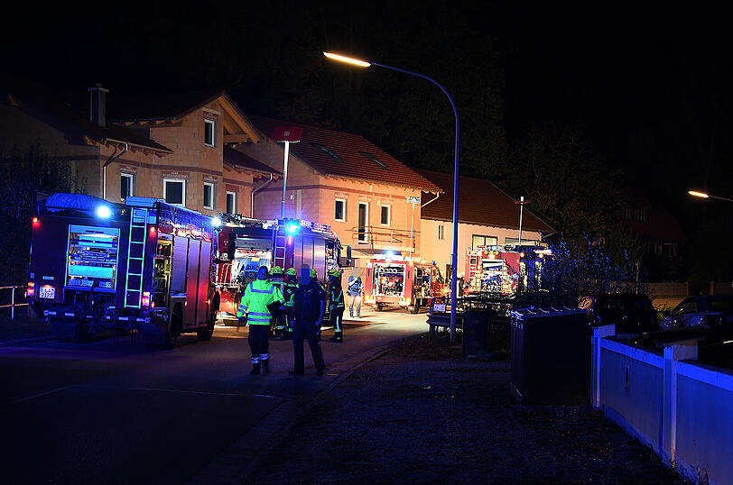 Die verletzte Fahrerin wurde mit Hilfe eines hydraulischen Rettungsgerätes aus dem Wrack befreit und kam ins Krankenhaus.