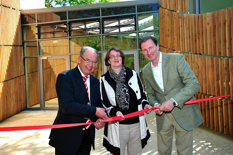Harald Strötgen, Vorstandsvorsitzender der Stadtsparkasse München, Bürgermeisterin Christine Strobl (SPD) und Tierparkchef Andreas Knieriem eröffnen gemeinsam die neue Giaffensavanne im Tierpark Hellabrunn.