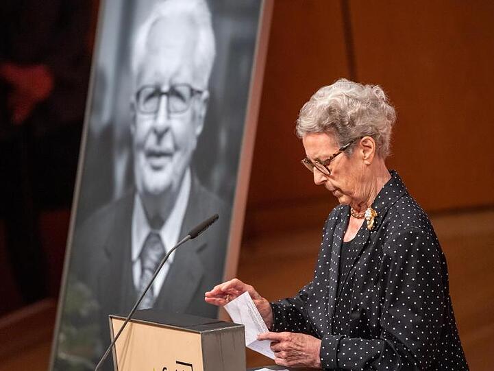 Liselotte Vogel nimmt an der Trauerfeier der Stadt München für ihren Mann Hans-Jochen Vogel teil. Foto: Peter Kneffel/dpa