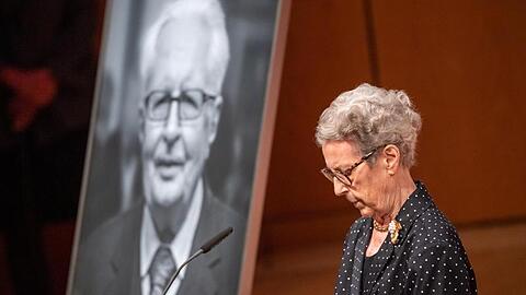 Liselotte Vogel nimmt an der Trauerfeier der Stadt München für ihren Mann Hans-Jochen Vogel teil. Foto: Peter Kneffel/dpa