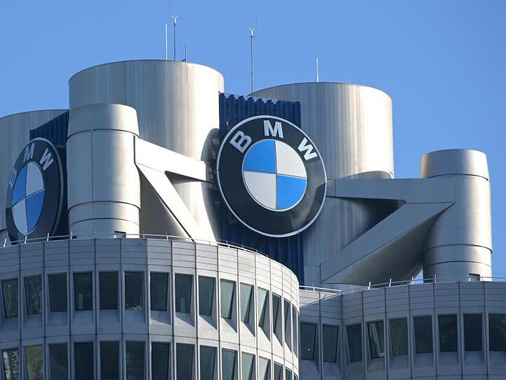 Das BMW-Logo auf dem Firmensitz. Foto: Tobias Hase/dpa/Archivbild