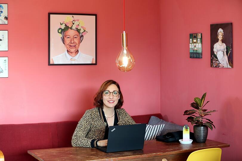 Christl Sittenauer am typischen Arbeitsplatz 2020: im Homeoffice. Von der Wand rechts grüßt eine royale Uschi Glas, links ist - ja, tatsächlich - Queen Elizabeth zu sehen