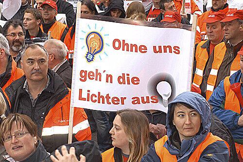 Mitarbeiter des Energiekonzerns EON demonstrieren in München vor der EON-Konzernzentrale für mehr Lohn.