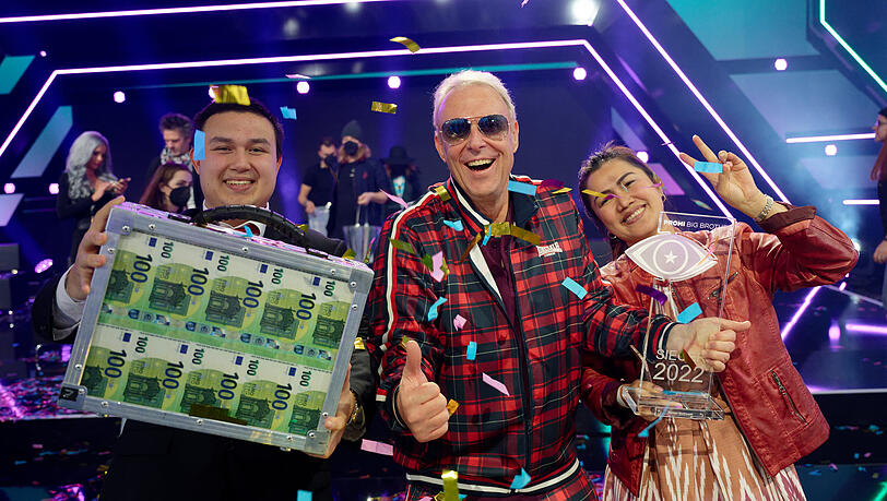 Der Box-Manager Rainer Gottwald jubelt mit seinem Sohn Baron Leonhard (l) und seiner Frau Chariya (r) über den Gewinn der der Reality-Show "Promi Big Brother". Der 56-Jährige einstige Kickboxer bekam am späten Mittwochabend die meisten Zuschauerstimmen - und konnte anschließend einen Gewinn von 100 000 Euro kassieren. Der Box-Manager Rainer Gottwald jubelt mit seinem Sohn Baron Leonhard (l) und seiner Frau Chariya (r) über den Gewinn der der Reality-Show "Promi Big Brother". Der 56-Jährige einstige Kickboxer bekam am späten Mittwochabend die meisten Zuschauerstimmen - und konnte anschließend einen Gewinn von 100 000 Euro kassieren.