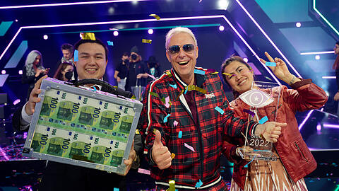 Der Box-Manager Rainer Gottwald jubelt mit seinem Sohn Baron Leonhard (l) und seiner Frau Chariya (r) über den Gewinn der der Reality-Show "Promi Big Brother". Der 56-Jährige einstige Kickboxer bekam am späten Mittwochabend die meisten Zuschauerstimmen - und konnte anschließend einen Gewinn von 100 000 Euro kassieren. Der Box-Manager Rainer Gottwald jubelt mit seinem Sohn Baron Leonhard (l) und seiner Frau Chariya (r) über den Gewinn der der Reality-Show "Promi Big Brother". Der 56-Jährige einstige Kickboxer bekam am späten Mittwochabend die meisten Zuschauerstimmen - und konnte anschließend einen Gewinn von 100 000 Euro kassieren.