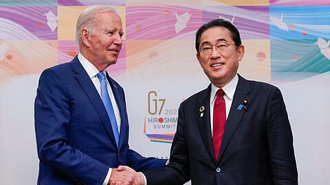 Shakehands zwischen US-Präsident Joe Biden (l.) und dem japanischen Premierminister Fumio Kishida vor einem bilateralen Treffer vor Beginn des G7-Gipfels.