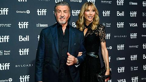 Sylvester Stallone und Jennifer Flavin strahlen Arm in Arm in Toronto.