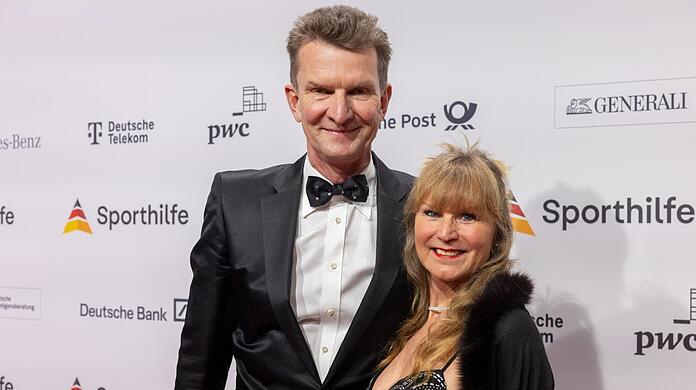 Der ehemalige Schwimmer Michael Groß und seine Ehefrau Ilona kommen zum Ball des Sports 2024 in der Frankfurter Festhalle.