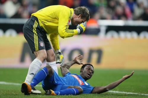 "Wie ein kleines Mädchen": Bayern-Keeper Michael Rensing ärgert sich über Obasis Schauspieleinlage.